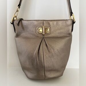 B. MAKOWSKY Metallic Gold Leather Crossbody Bucket Bag Turn Lock Dust Bag Chic